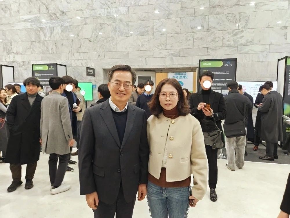 Suhyun Jeong with Gyeonggi Province Governor Kim Dong-yeon at the Gyeonggi Global Startup launch event.